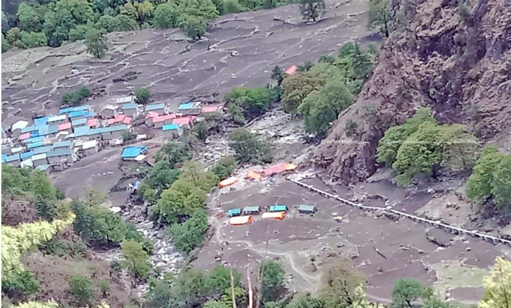 विद्यालयमा बाढीले क्षति गरेपछि सामुदायिक भवनमा पठनपाठन